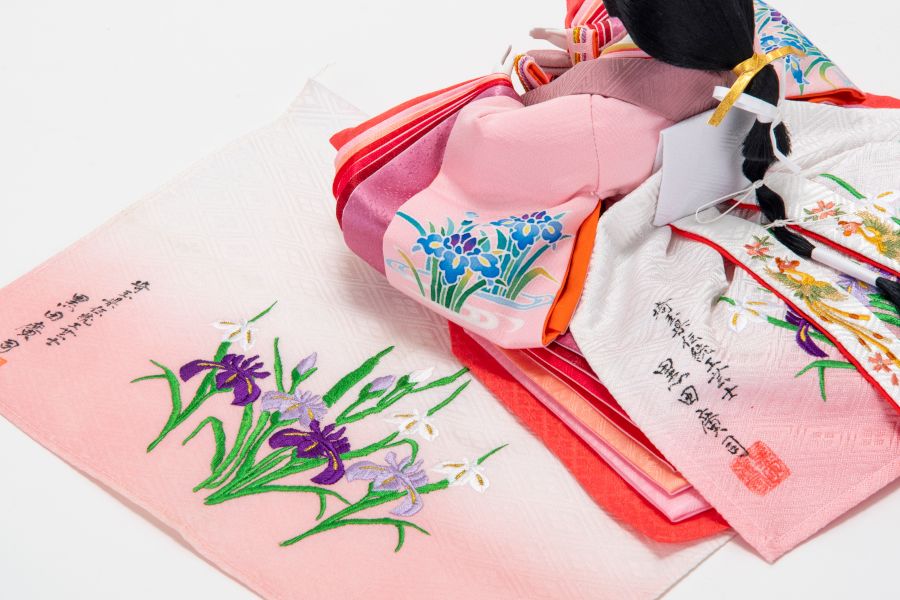 5月誕生花　菖蒲裳袴には誕生花の刺繍をお入れします※写真の人形は中サイズです